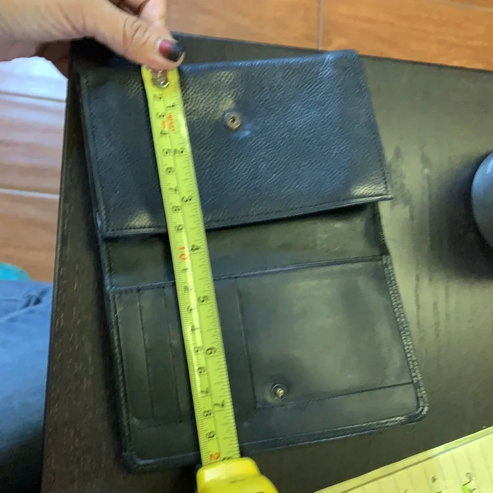 Longchamp black leather folding wallet‎